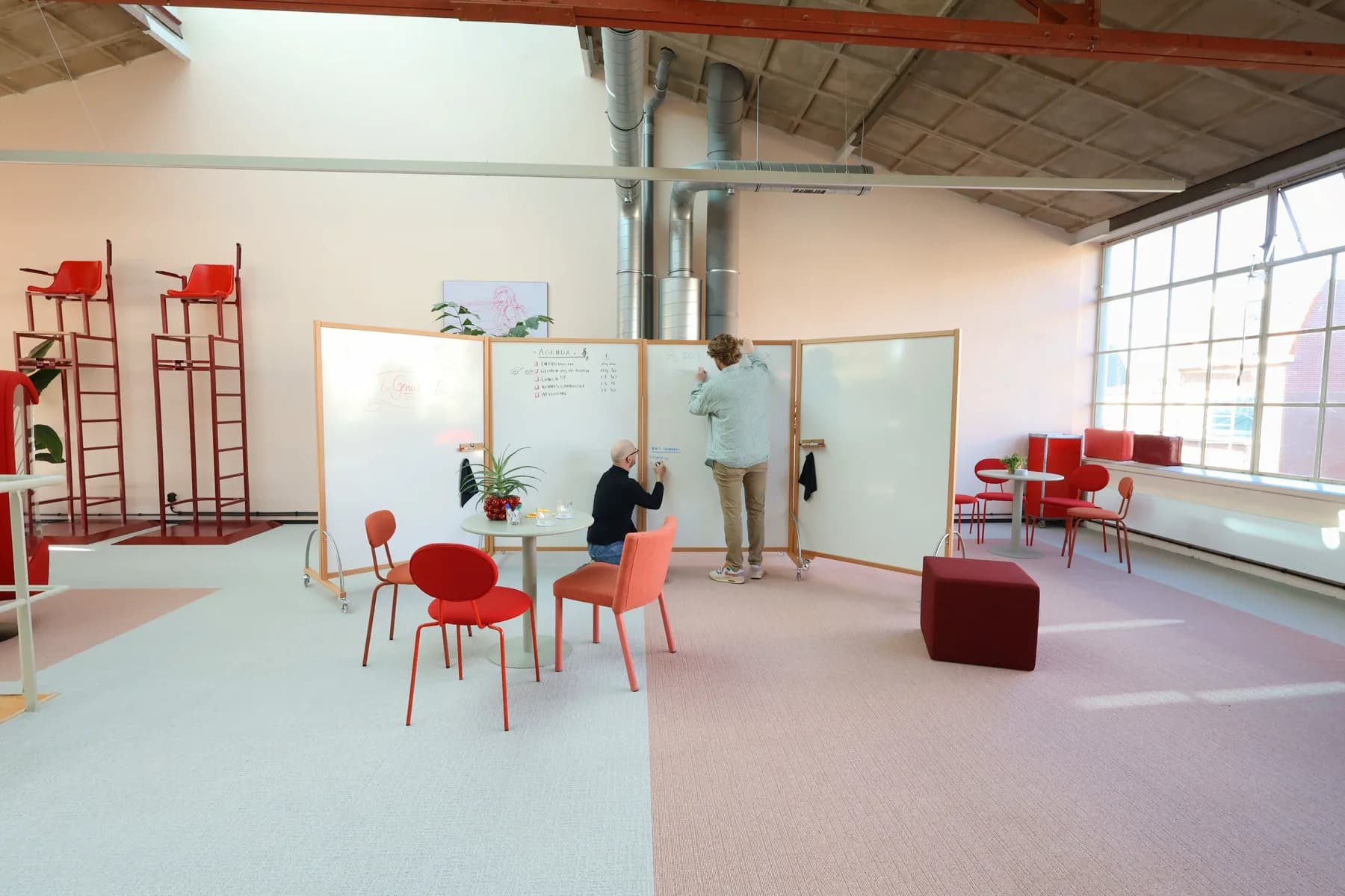 Mensen die samen ideeën uitwerken in een flexibele ruimte