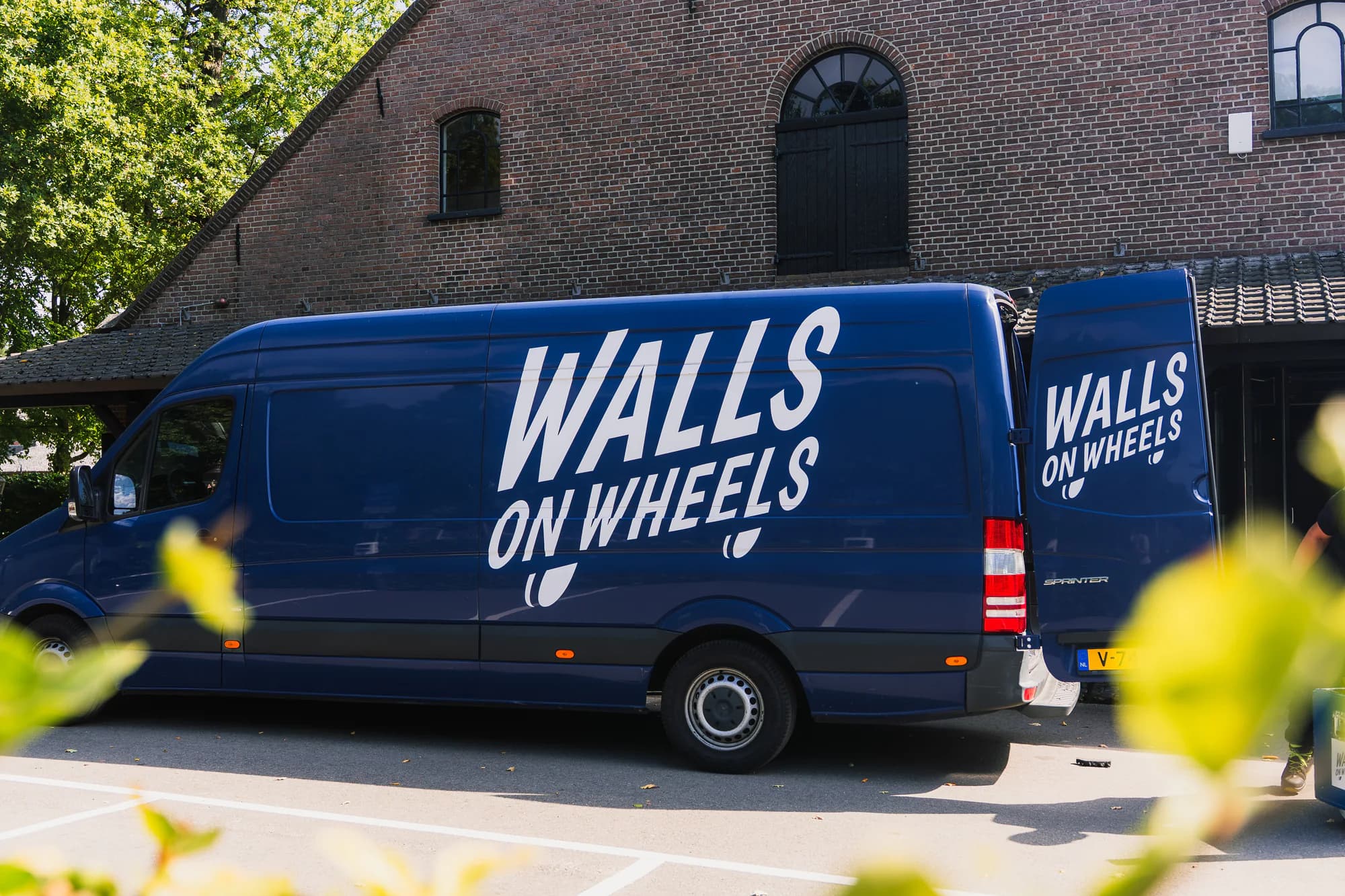 Walls on Wheels-bus bij aankomst op de eventlocatie