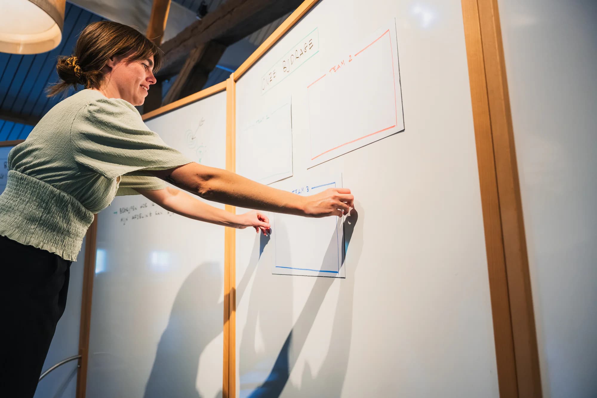 Deelnemer die een werkvorm voorbereidt op een Wall tijdens het Topsport Netwerk-event