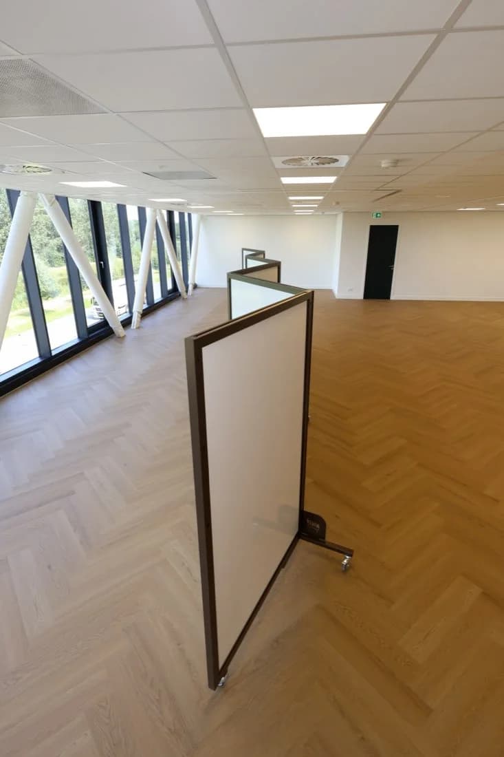 De nieuwste modulaire Wall on Wheels met donker metalen frame en verrijdbare basis